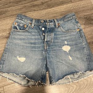 Levi shorts size 25